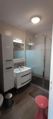 Salle de bains dans l'établissement FACE à LA PLAGE CENTRALE POUR CET AGRÉABLE T2