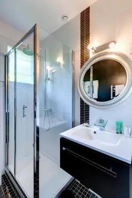 Salle de bains dans l'établissement Les Eaux qui Rient