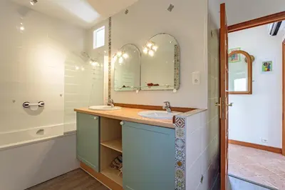 Salle de bains dans l'établissement Villa Les Lys - Avec piscine et grand jardin