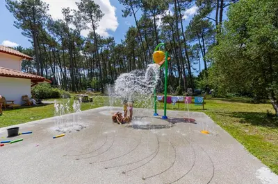 Aire de jeux pour enfants de l'établissement Tente Lodge La Téouleyre