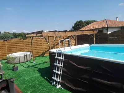 Piscine de l'établissement La villa lou miqueou ou située à proximité