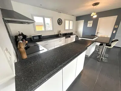 Cuisine ou kitchenette dans l'établissement La villa lou miqueou