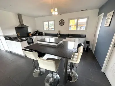 Cuisine ou kitchenette dans l'établissement La villa lou miqueou