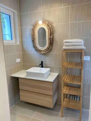 Salle de bains dans l'établissement Jolie Maison à 5mins des plages et du lac