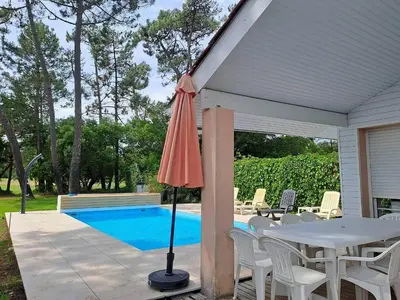 Piscine de l'établissement Villa with swimming pool 500 m from the beach ou située à proximité