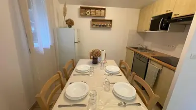Cuisine ou kitchenette dans l'établissement Chalet paisible à la plage, piscine et tennis