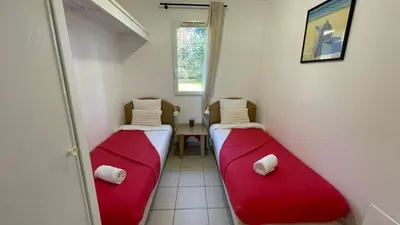 Un ou plusieurs lits dans un hébergement de l'établissement Chalet paisible à la plage, piscine et tennis