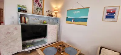 Télévision ou salle de divertissement dans l'établissement Le doux Sin