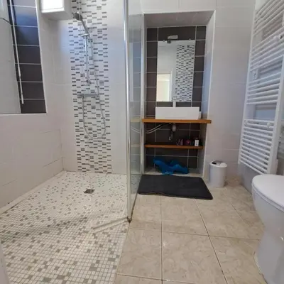 Salle de bains dans l'établissement Condrine