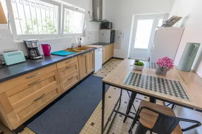 Cuisine ou kitchenette dans l'établissement Gite caperot