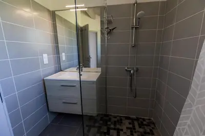 Salle de bains dans l'établissement Juine