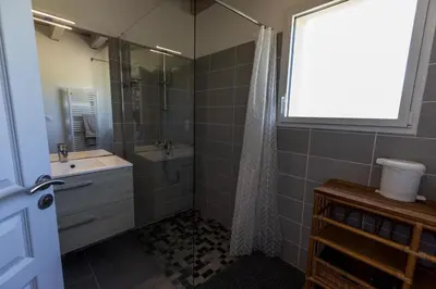 Salle de bains dans l'établissement Juine