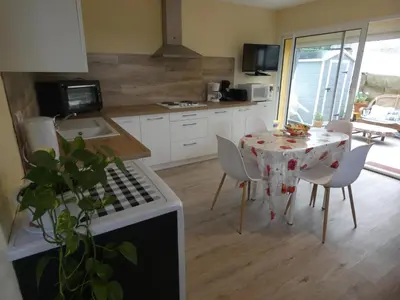Cuisine ou kitchenette dans l'établissement Gite aux fleurs