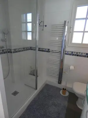 Salle de bains dans l'établissement Le clos fleuri
