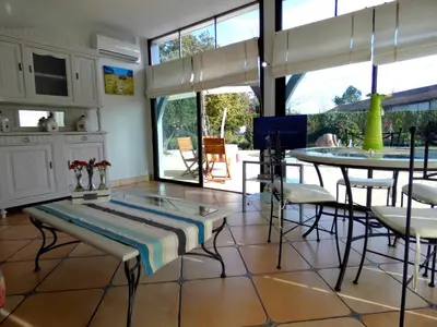 Télévision ou salle de divertissement dans l'établissement Le clos fleuri