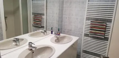 Salle de bains dans l'établissement Arsuzon