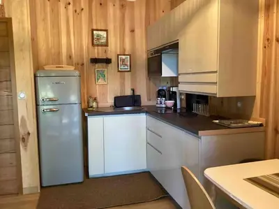 Cuisine ou kitchenette dans l'établissement Le chalet Hosta