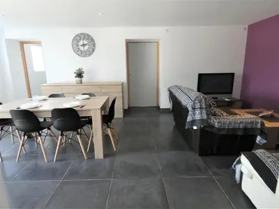 Télévision ou salle de divertissement dans l'établissement Le treuilh