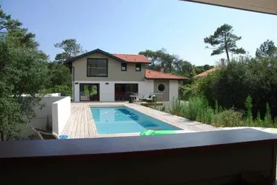 Piscine de l'établissement Hossegor Villa LA DESIRADE très belle villa avec piscine et jardin clos idéalement située entre lac et océan, à enviro ou située à proximité