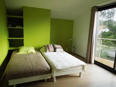 Un ou plusieurs lits dans un hébergement de l'établissement Hossegor Villa LA DESIRADE très belle villa avec piscine et jardin clos idéalement située entre lac et océan, à enviro