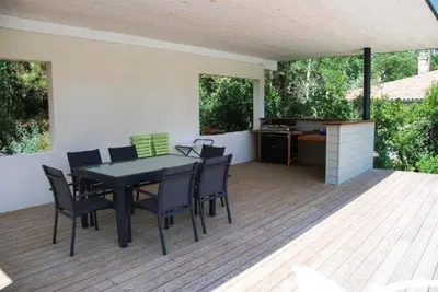 Balcon ou terrasse dans l'établissement Hossegor Villa LA DESIRADE très belle villa avec piscine et jardin clos idéalement située entre lac et océan, à enviro