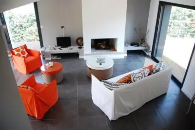 Coin salon dans l'établissement Hossegor Villa LA DESIRADE très belle villa avec piscine et jardin clos idéalement située entre lac et océan, à enviro