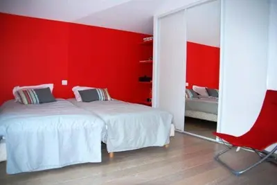 Un ou plusieurs lits dans un hébergement de l'établissement Hossegor Villa LA DESIRADE très belle villa avec piscine et jardin clos idéalement située entre lac et océan, à enviro