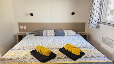 Un ou plusieurs lits dans un hébergement de l'établissement Grand mobil-home n°604 3ch tout confort au calme