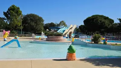 Piscine de l'établissement Grand mobil-home n°604 3ch tout confort au calme ou située à proximité