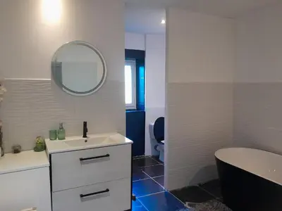 Salle de bains dans l'établissement Vacances entre plage et montagnes