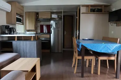 Cuisine ou kitchenette dans l'établissement GHVacances Le PiPiou