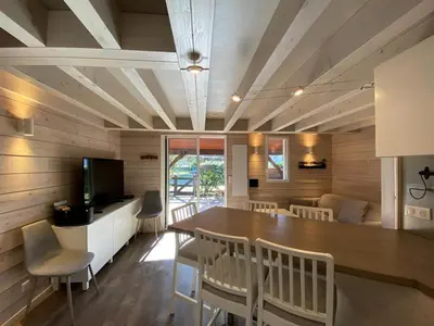 Télévision ou salle de divertissement dans l'établissement Villa Patio Rénovée avec Terrasse Couverte, Proche du Port et Centre d'Hossegor - FR-1-413-228