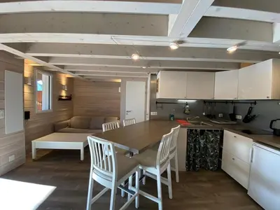 Cuisine ou kitchenette dans l'établissement Villa Patio Rénovée avec Terrasse Couverte, Proche du Port et Centre d'Hossegor - FR-1-413-228