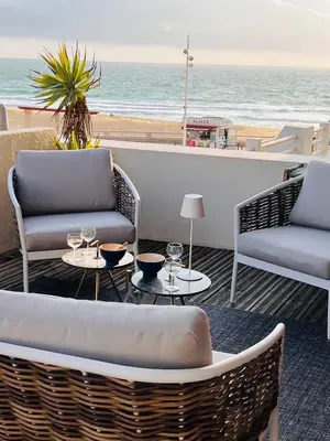Vue générale sur la mer ou vue sur la mer prise depuis l'appartement