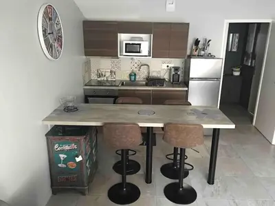 Cuisine ou kitchenette dans l'établissement La Cigale du Pyla, au cœur de l'écoquartier avec piscine commune