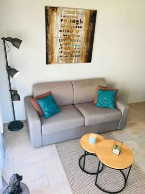 Coin salon dans l'établissement La Cigale du Pyla, au cœur de l'écoquartier avec piscine commune
