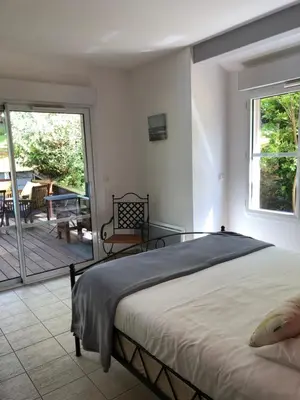 Un ou plusieurs lits dans un hébergement de l'établissement Villa avec piscine pétanque ping-pong garage près golf plage