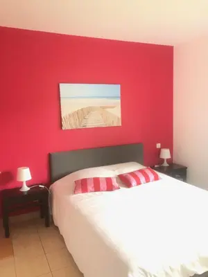 Un ou plusieurs lits dans un hébergement de l'établissement Villa avec piscine pétanque ping-pong garage près golf plage