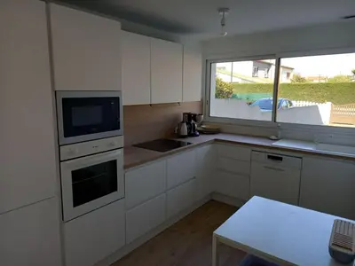 Cuisine ou kitchenette dans l'établissement Jolie maison 3 chb et jardin proche Arcachon