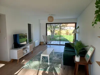 Télévision ou salle de divertissement dans l'établissement Jolie maison 3 chb et jardin proche Arcachon