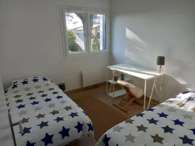 Un ou plusieurs lits dans un hébergement de l'établissement Jolie maison 3 chb et jardin proche Arcachon