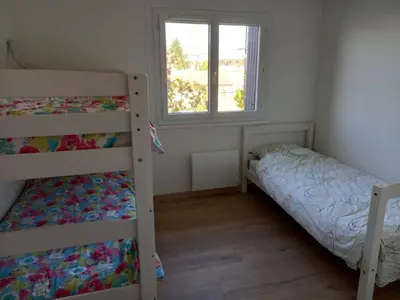 Un ou plusieurs lits dans un hébergement de l'établissement Jolie maison 3 chb et jardin proche Arcachon