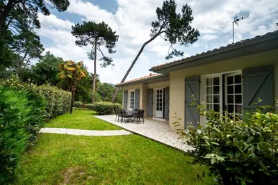Jardin de l'établissement Appartement pour 6 personnes- Villa LOU BOUSQUET étage