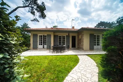 Jardin de l'établissement Appartement pour 6 personnes- Villa LOU BOUSQUET étage