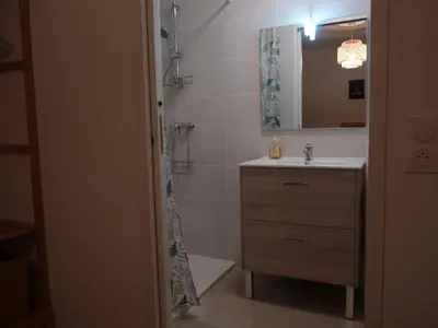 Salle de bains dans l'établissement T3 de Standing entre Lac et Mer à Hossegor, Lumineux avec Balcon, Parking et Wifi Inclus - FR-1-239-1006