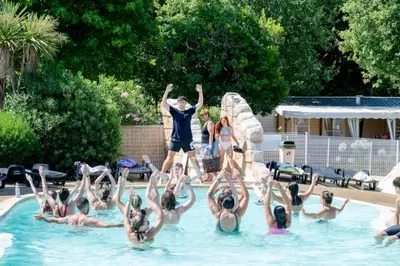 Clients de l'établissement ZEcamping 4 étoiles avec piscine couverte - proche Biscarrosse
