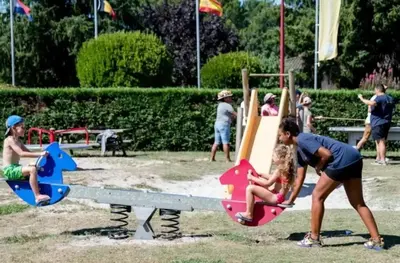 Clients de l'établissement ZEcamping 4 étoiles avec piscine couverte - proche Biscarrosse