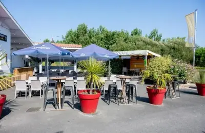 Jardin de l'établissement ZEcamping 4 étoiles avec piscine couverte - proche Biscarrosse