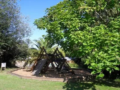 Jardin de l'établissement ZEcamping 3 avec piscine chauffée snack bar et restaurant