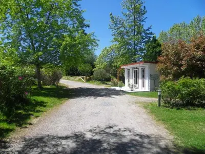 Jardin de l'établissement ZEcamping 3 avec piscine chauffée snack bar et restaurant